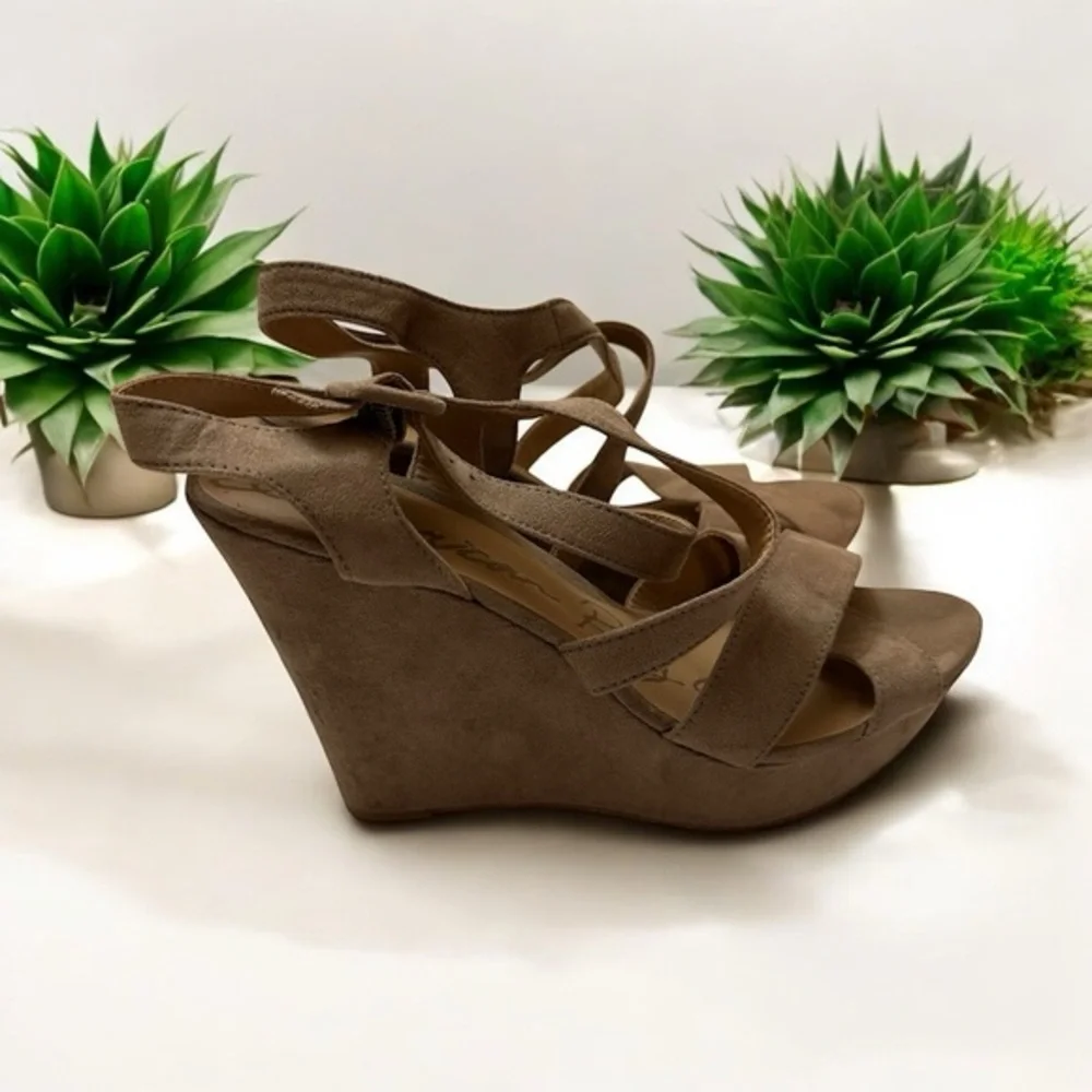 American Rag Wedge Sandals‎ Tan 6  Strappy Faux Suede Platform